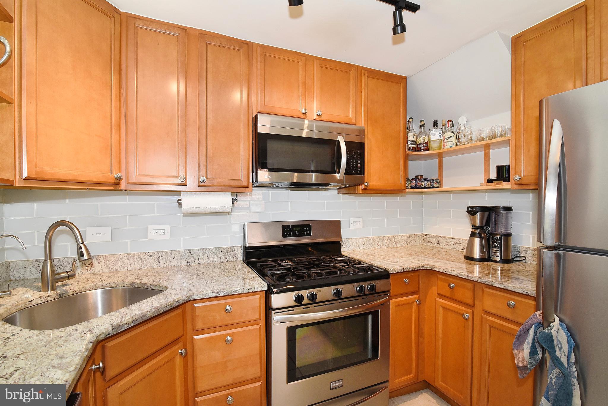 3727 South Kemper Road Arlington, VA 22206 - Photo 8 of 25 Kitchen w/ Maple, Granite, SS
