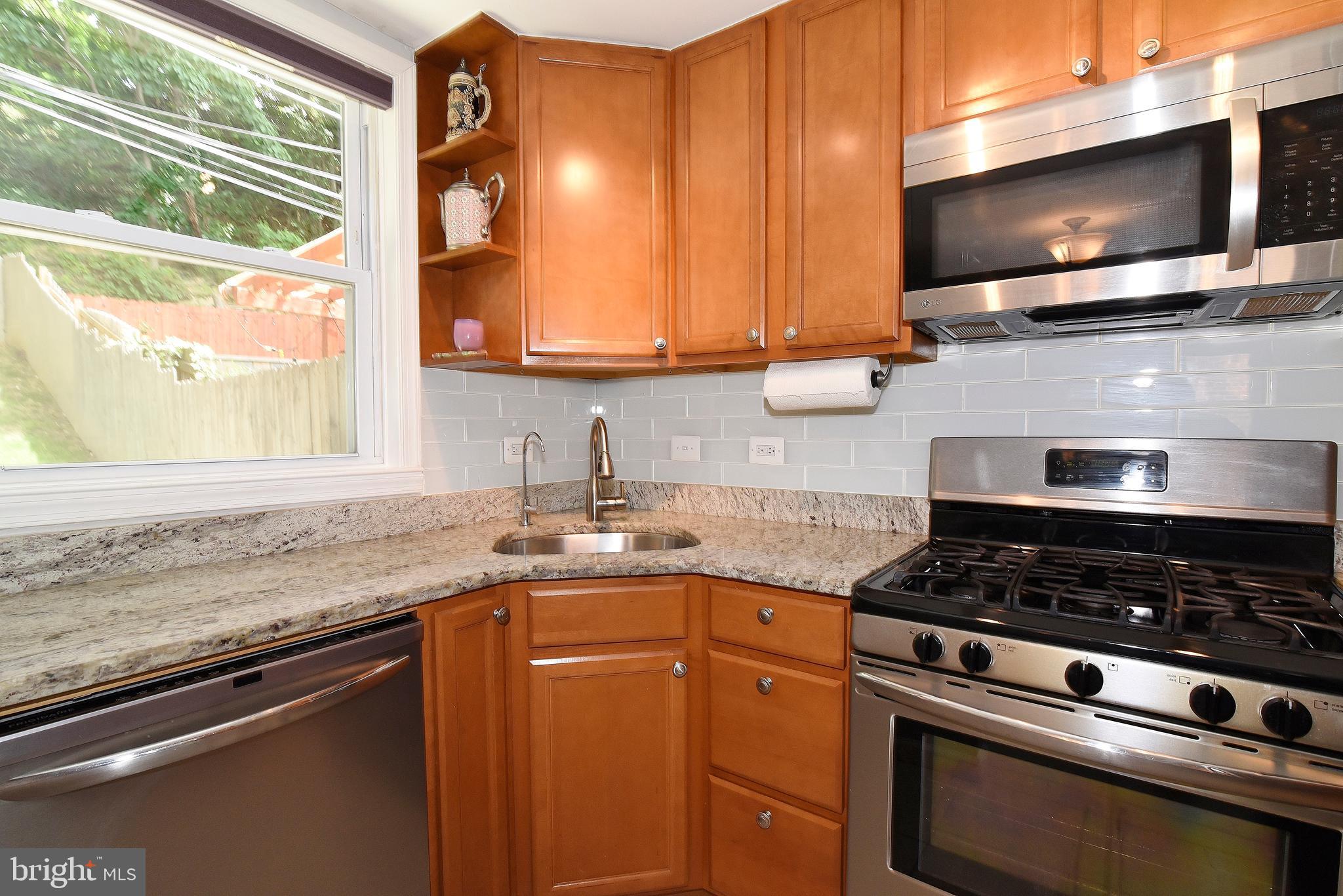 3727 South Kemper Road Arlington, VA 22206 - Photo 9 of 25 Kitchen w/ Maple, Granite, SS