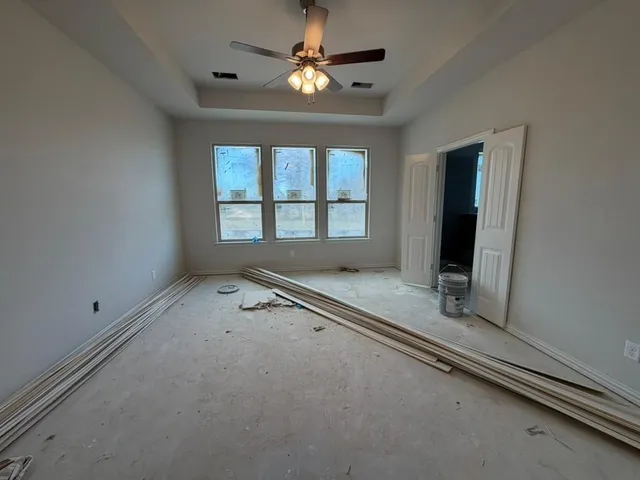 a view of room with a ceiling fan