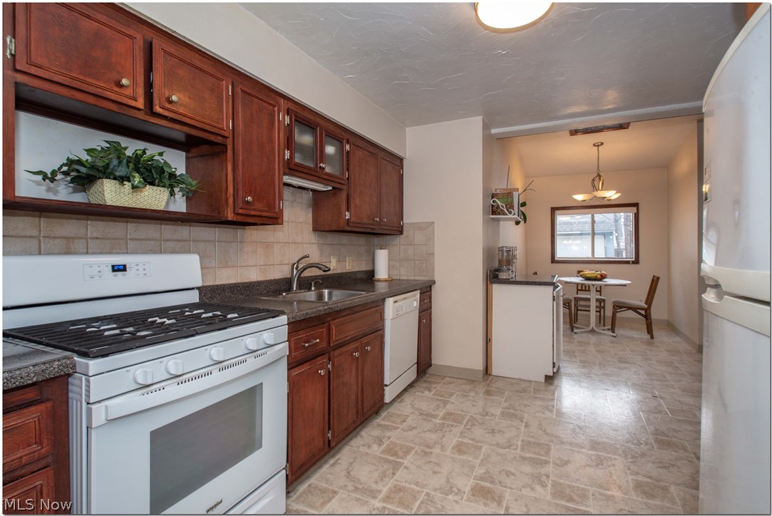 2505 Laurelhurst Road Cleveland, OH 44118 - Photo 7 of 25 Updated spacious kitchen with expansion from addition