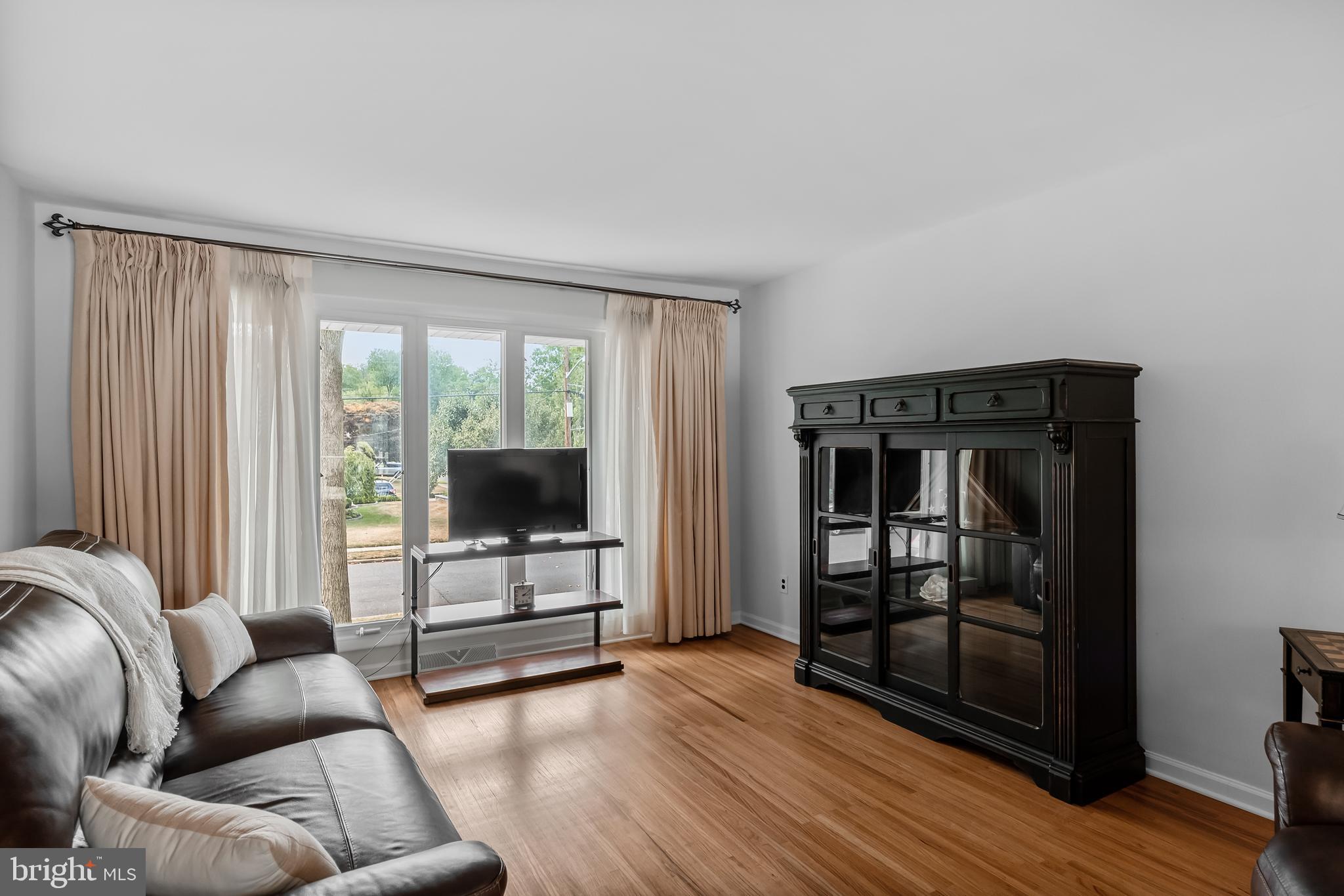 26 Hunter Drive Delran, NJ 08075 - Photo 4 of 36 Living Room