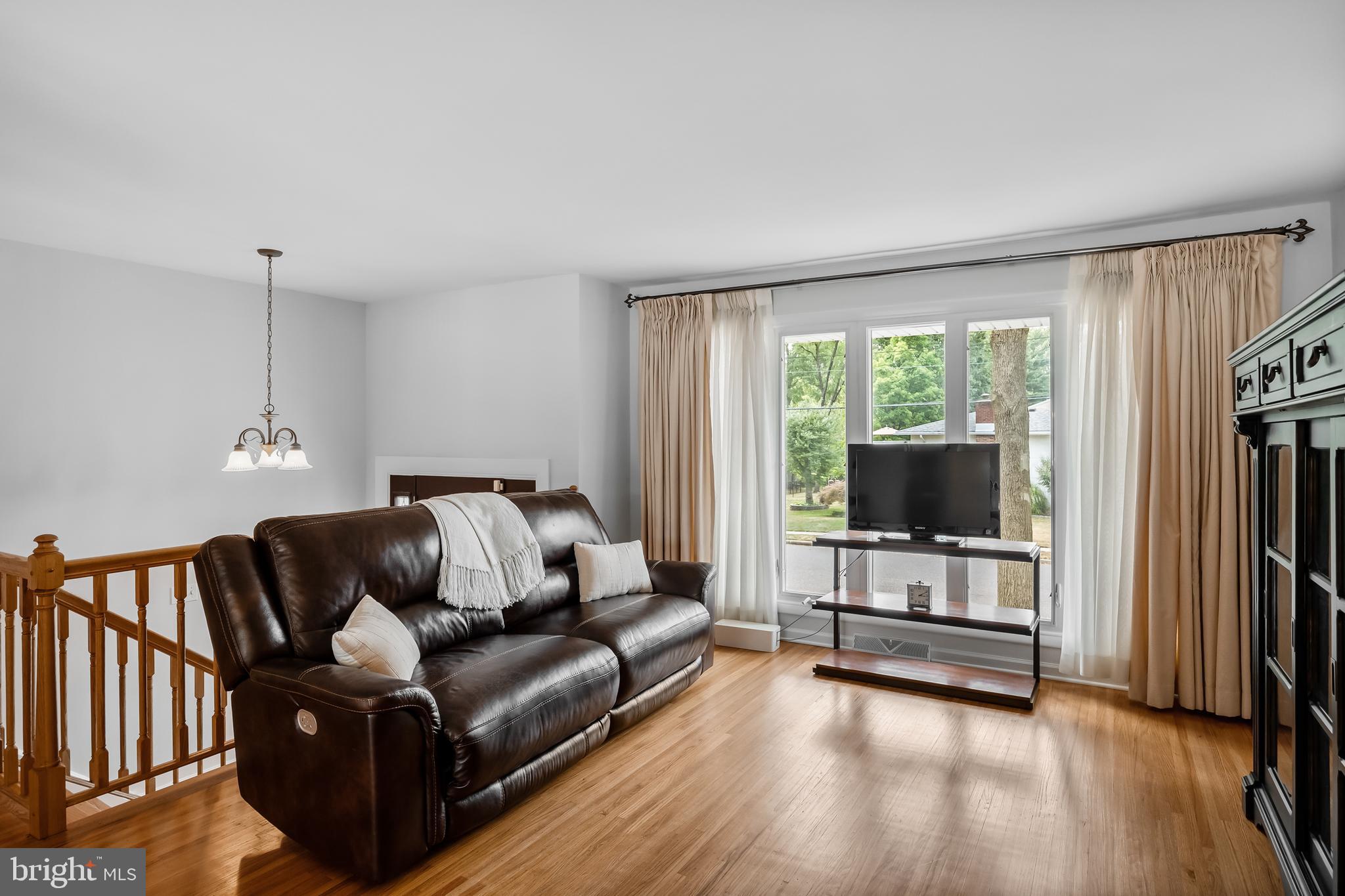 26 Hunter Drive Delran, NJ 08075 - Photo 5 of 36 Living Room