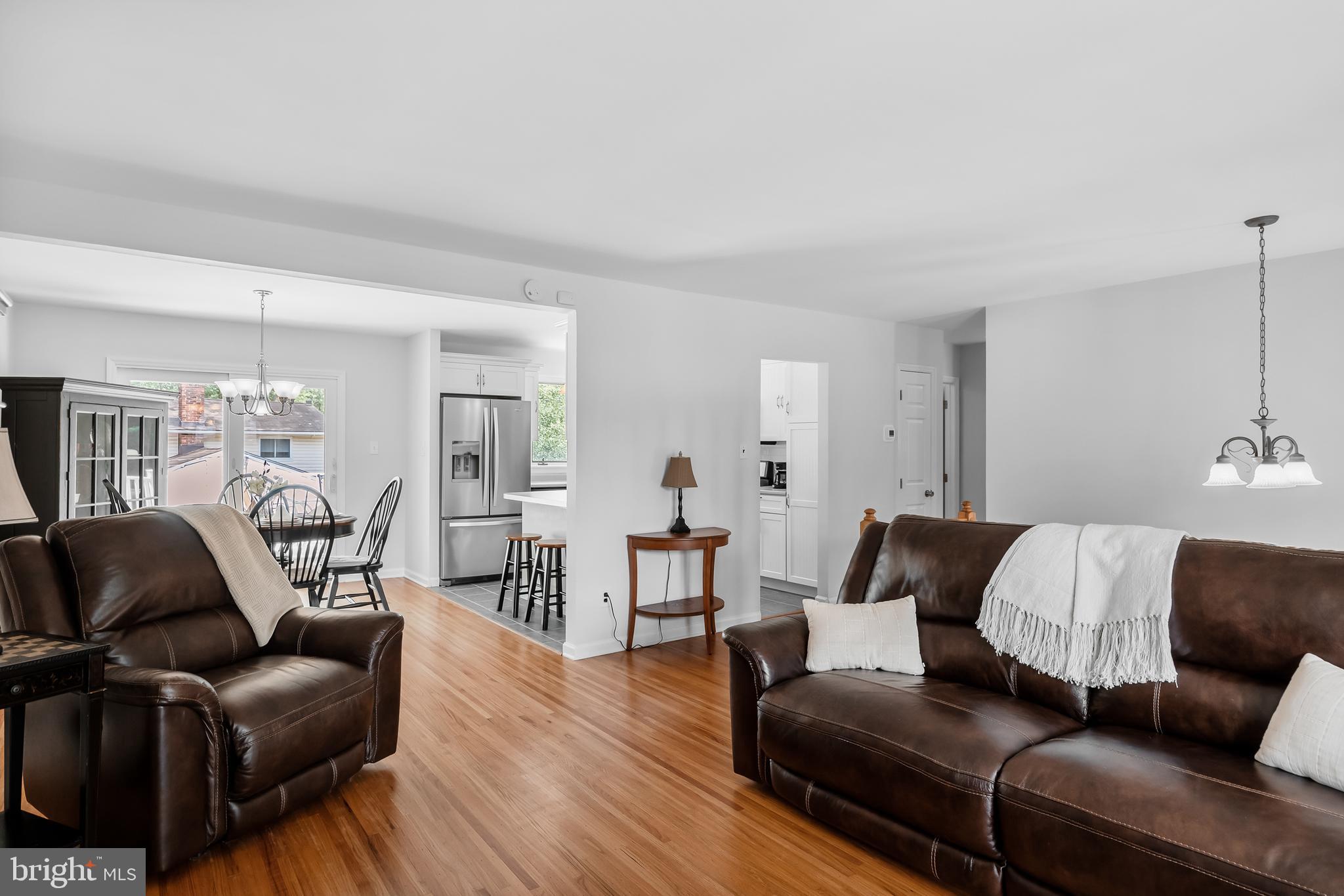 26 Hunter Drive Delran, NJ 08075 - Photo 6 of 36 Living Room