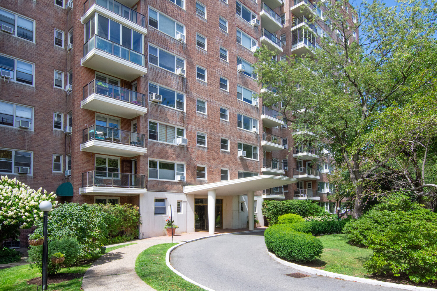 750 Kappock Street, Unit 807 Bronx, NY 10463 - Photo 25 of 28 a front view of a multi story building with yard