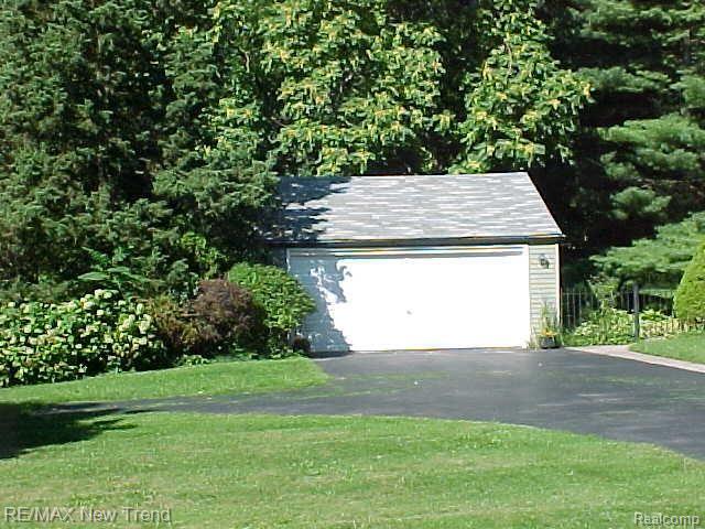 21461 Berg Road Southfield, MI 48033 - Photo 2 of 2 Garage