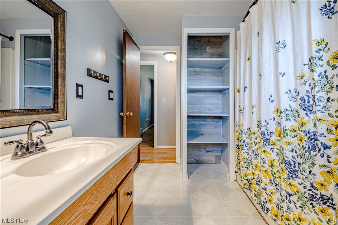 10200 Reed Road Columbia Station, OH 44028 - Photo 25 of 34 2nd floor Full bath