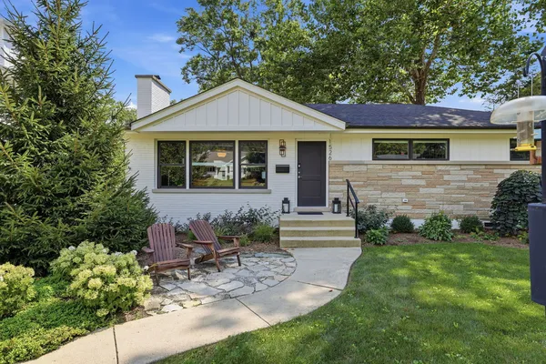 $3,800 | 1526 East Forest Avenue, Wheaton, IL 60187