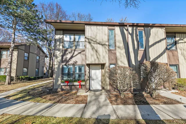 $2,300 | 614 North Hough Street, Unit A, Barrington, IL 60010