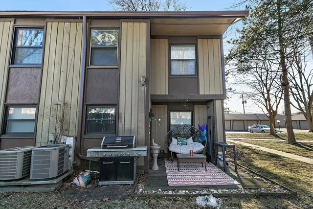 a view of a house with backyard and roof
