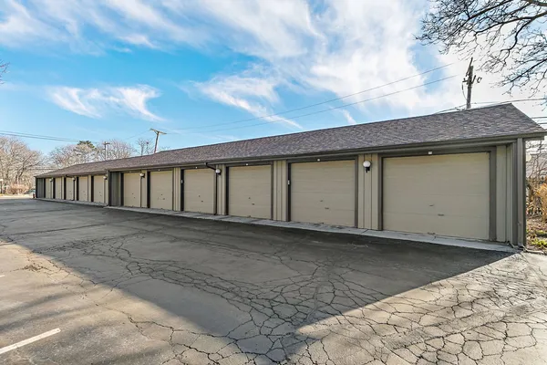 $2,300 | 614 North Hough Street, Unit A, Barrington, IL 60010