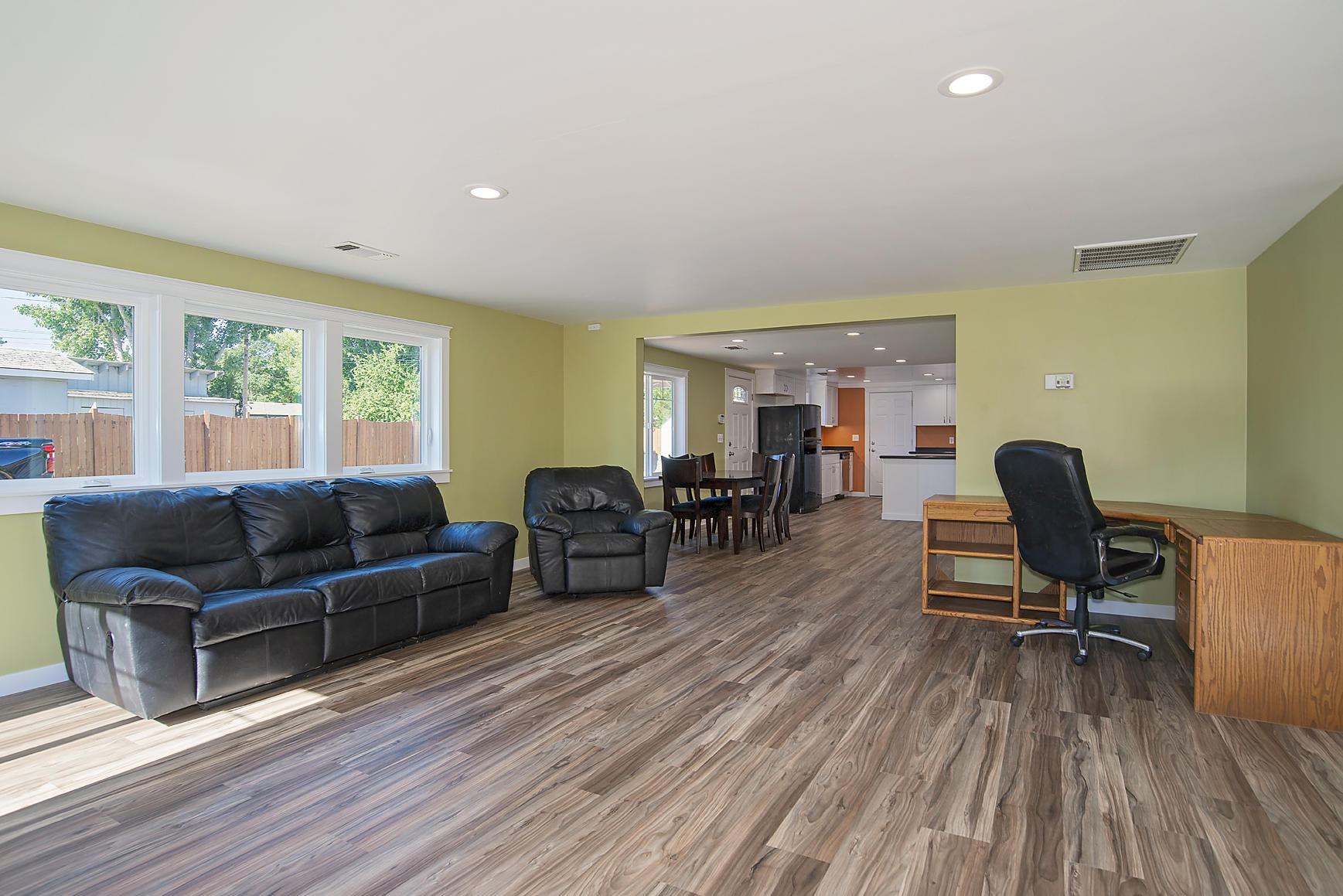 6119 Table Rock Road Central Point, OR 97502 - Photo 7 of 24 Living Room