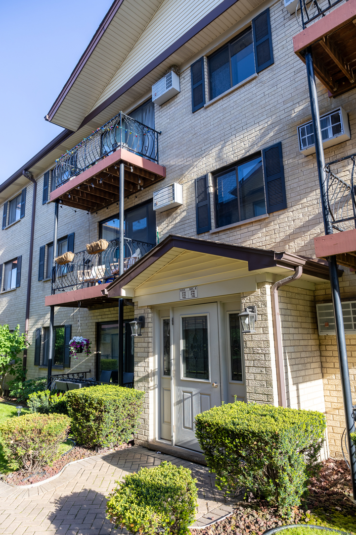 5155 North East River Road, Unit 215E Chicago, IL 60656 - Photo 2 of 22 Gallery Image 2