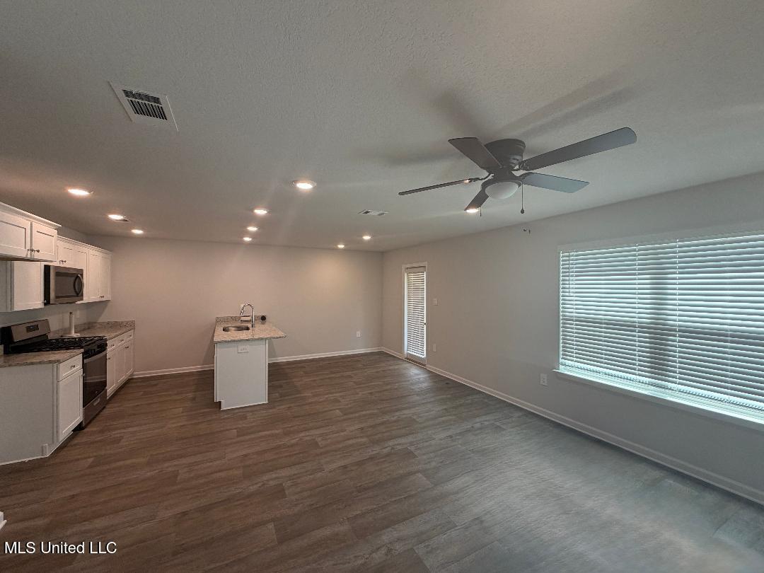 29 Crown Drive Lucedale, MS 39452 - Photo 10 of 20 CROWN KITCHEN AND DINING AREA ,
