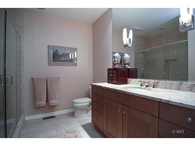 732 West 15th Street Chicago, IL 60607 - Photo 7 of 12 a bathroom with a toilet sink and mirror