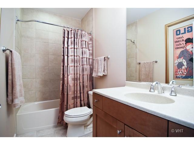 732 West 15th Street Chicago, IL 60607 - Photo 9 of 12 a bathroom with a sink a toilet and shower