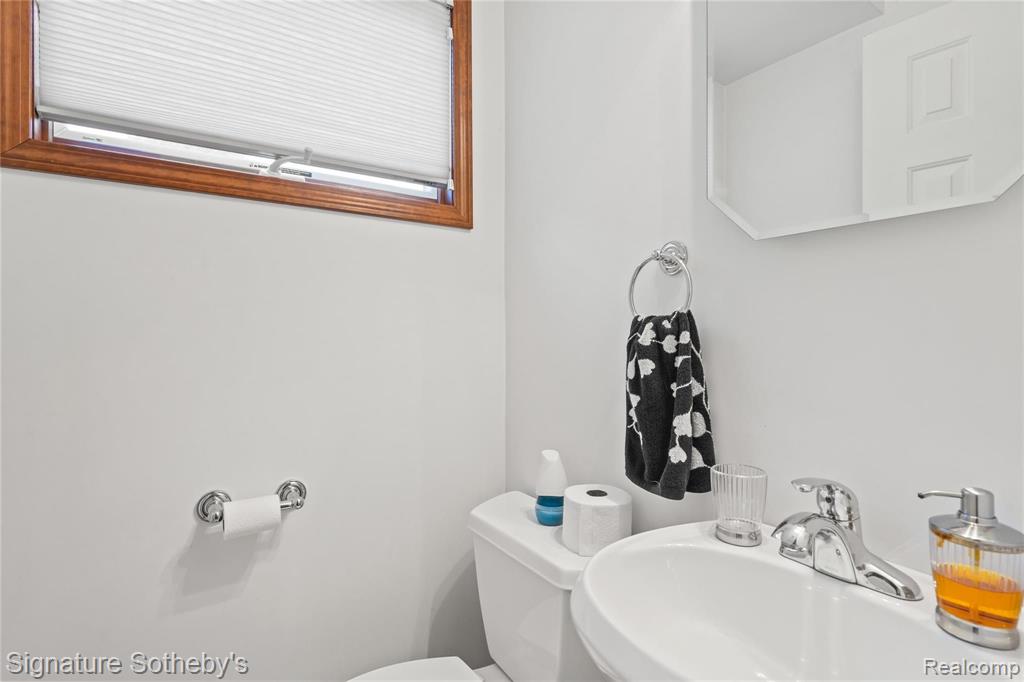 9241 White Lake Road Fenton, MI 48430 - Photo 18 of 27