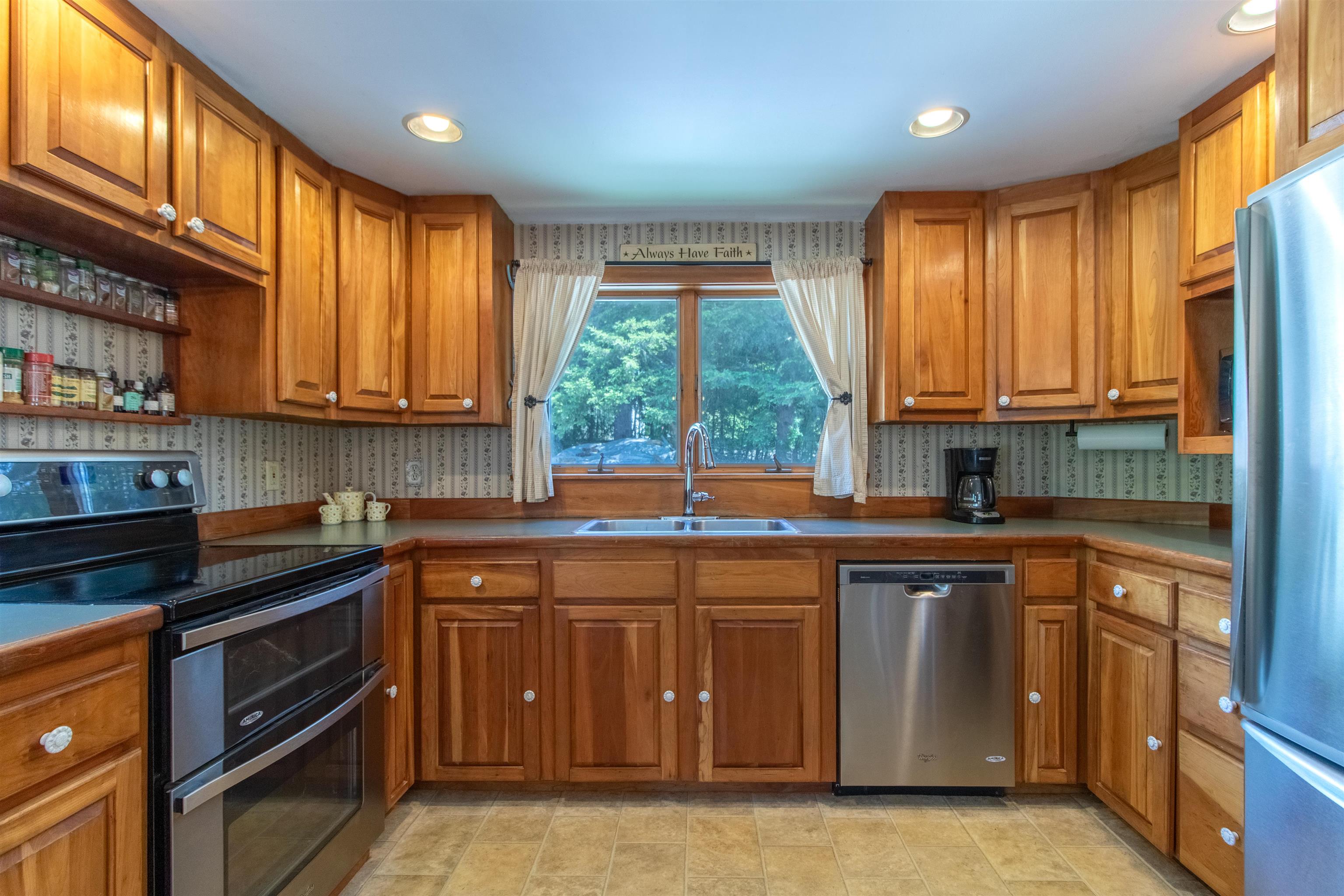 736 Pleasant Street Newport, VT 05855 - Photo 8 of 58