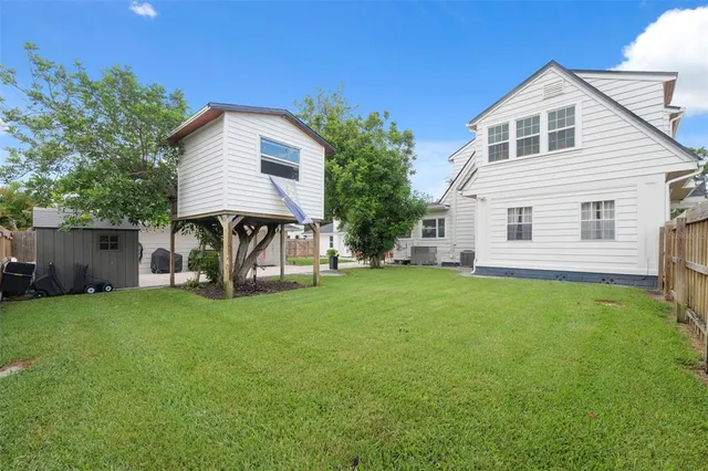 a view of a house with backyard