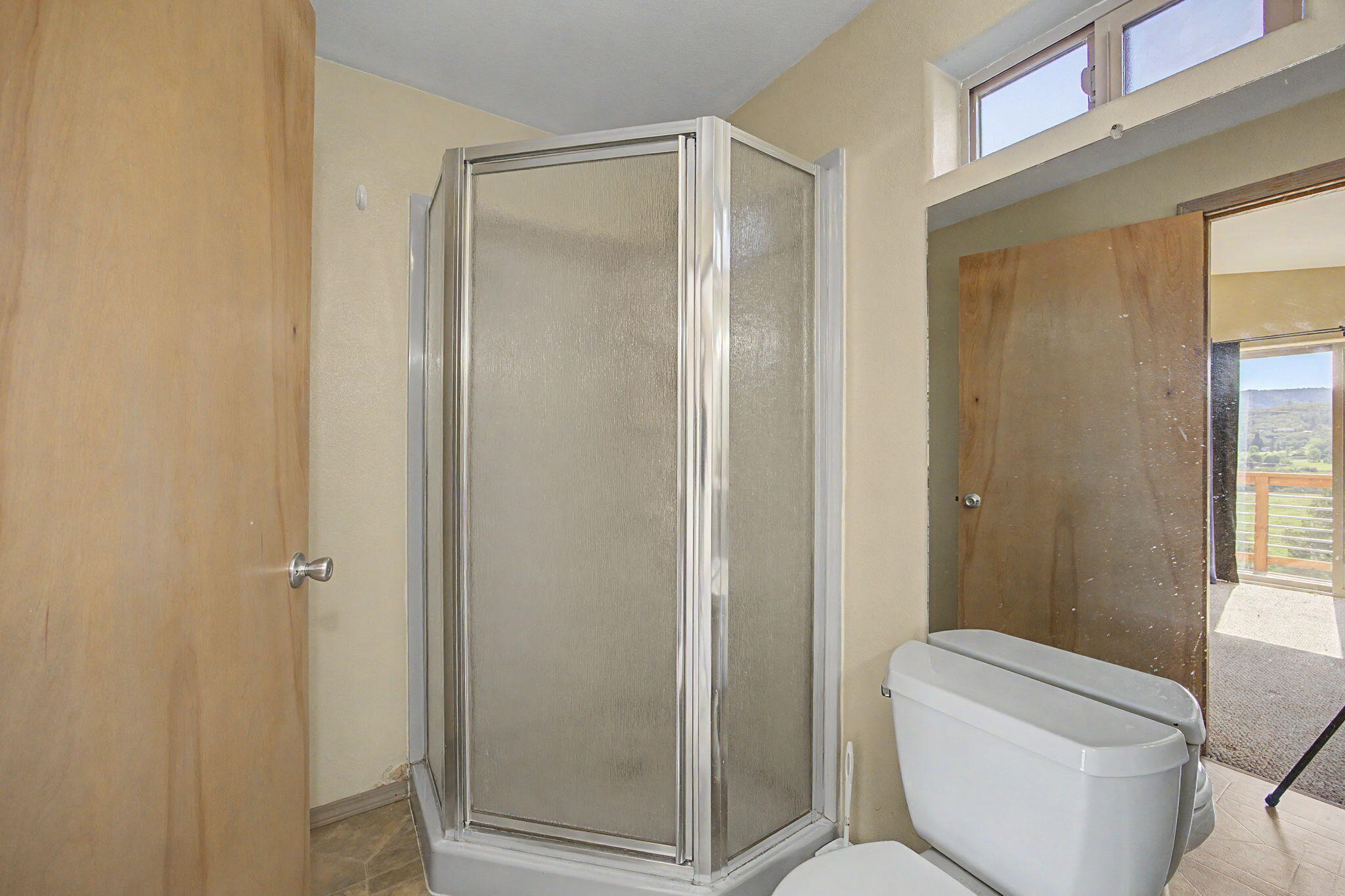 5366 Pioneer Road Medford, OR 97501 - Photo 26 of 36 Apartment Shower