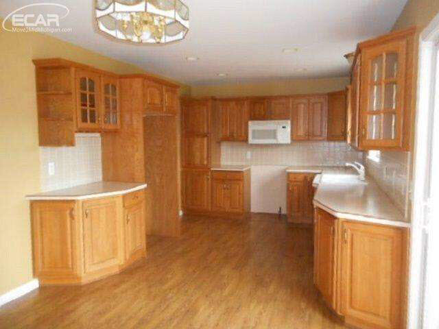 4137 East Carpenter Road Flint, MI 48506 - Photo 5 of 26 20452965-4.JPG