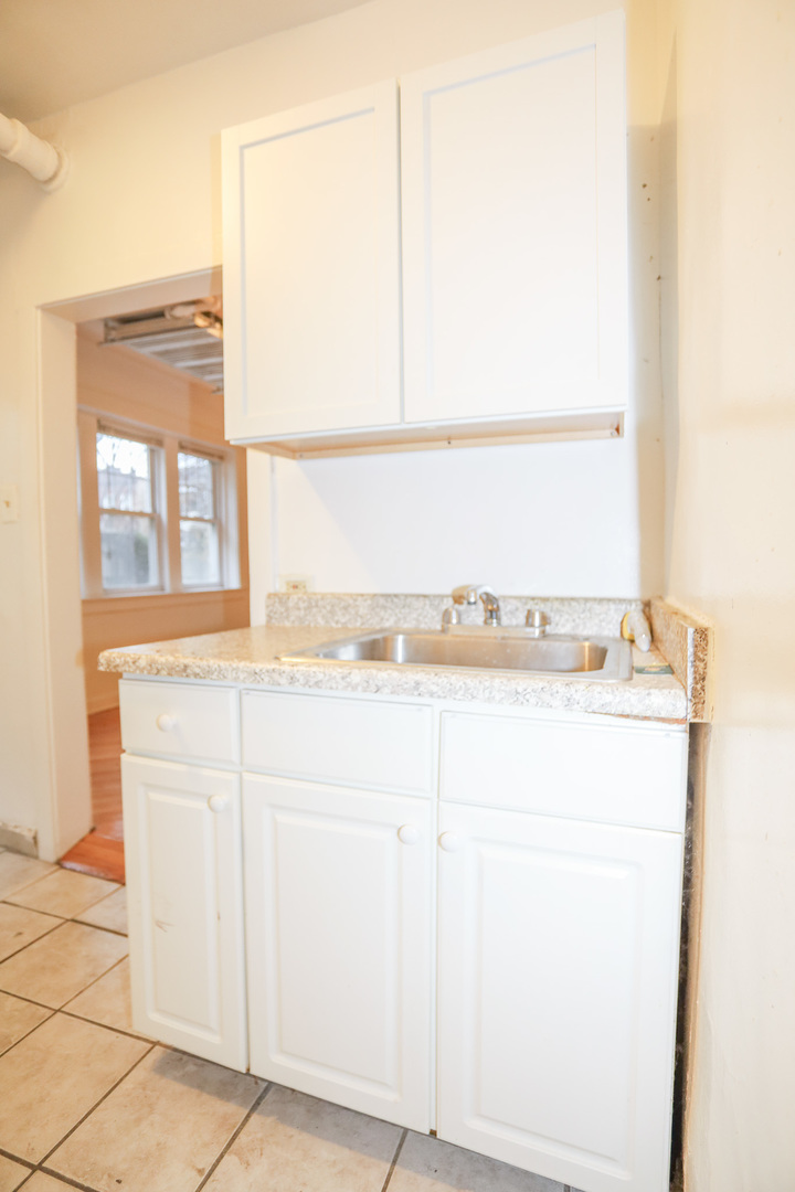 2453 West Gunnison Street, Unit G Chicago, IL 60625 - Photo 5 of 9 a view of washer and dryer