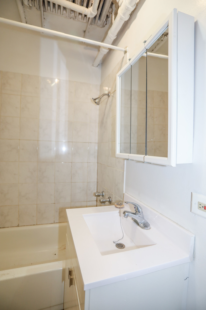 2453 West Gunnison Street, Unit G Chicago, IL 60625 - Photo 9 of 9 a bathroom with a sink and a bathtub
