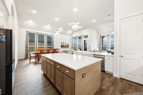 a large kitchen with kitchen island a large island in it