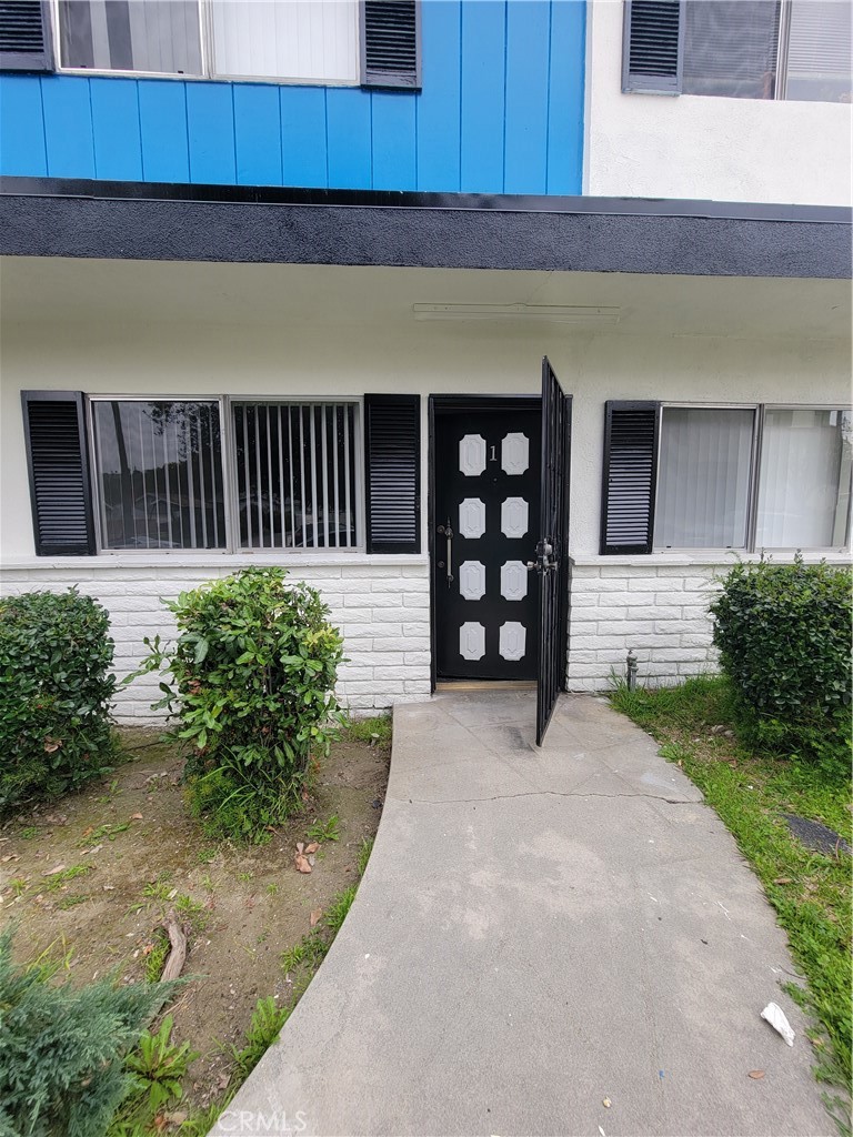 525 Fischer Street, Unit 1 Glendale, CA 91205 - Photo 23 of 25 a view of a backyard with potted plants