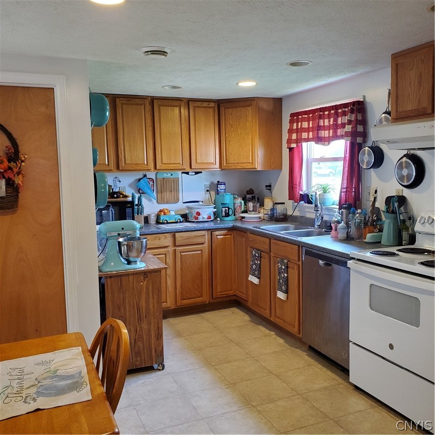 628 Lakeport Road Sullivan, NY 13037 - Photo 6 of 15 Spacious kitchen. All appliances stay.