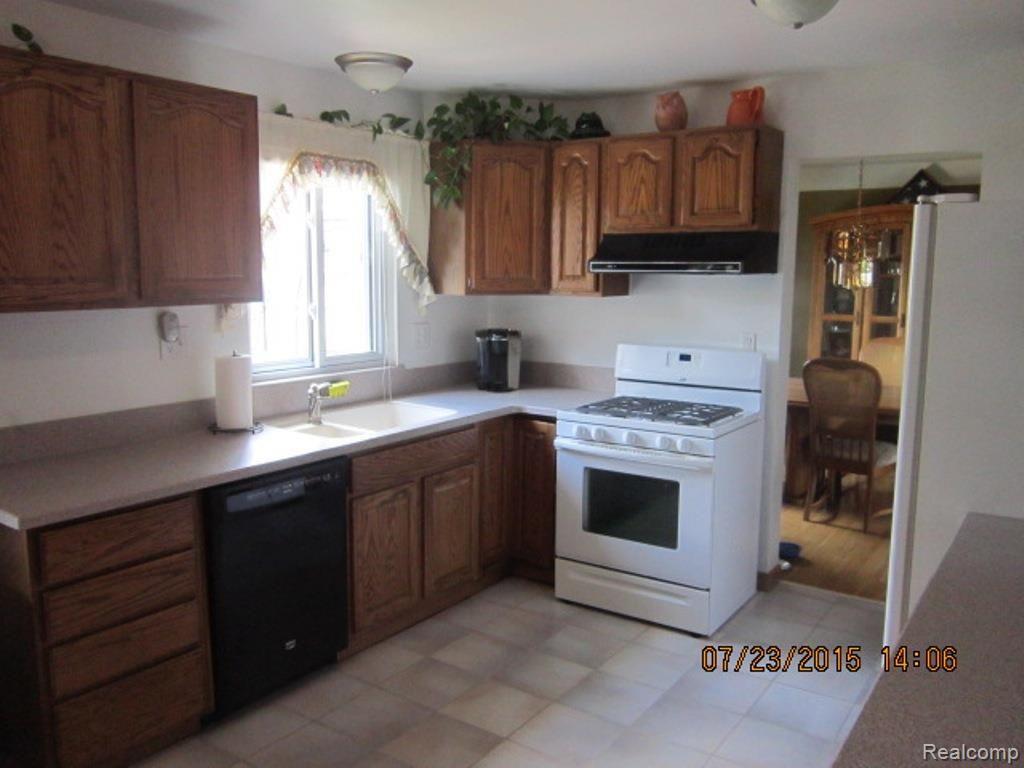 29253 Merrick Warren, MI 48092 - Photo 2 of 29 Kitchen 009.jpg