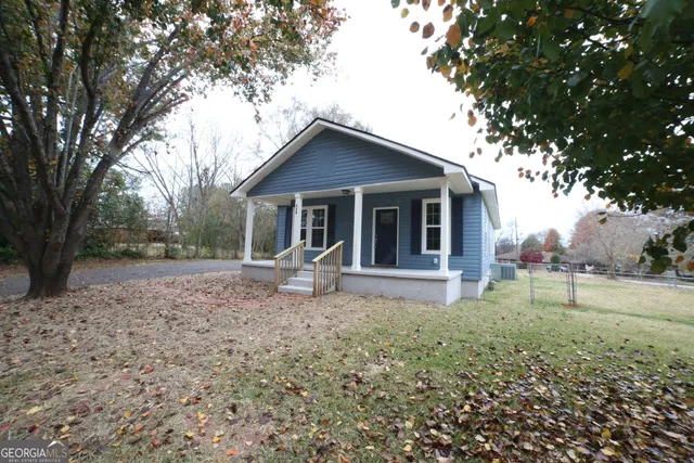 a view of a house with a yard