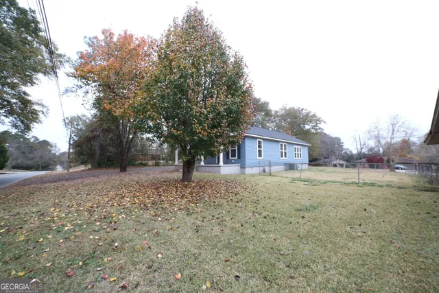 a view of a house with a yard