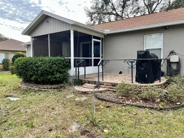 a view of a backyard