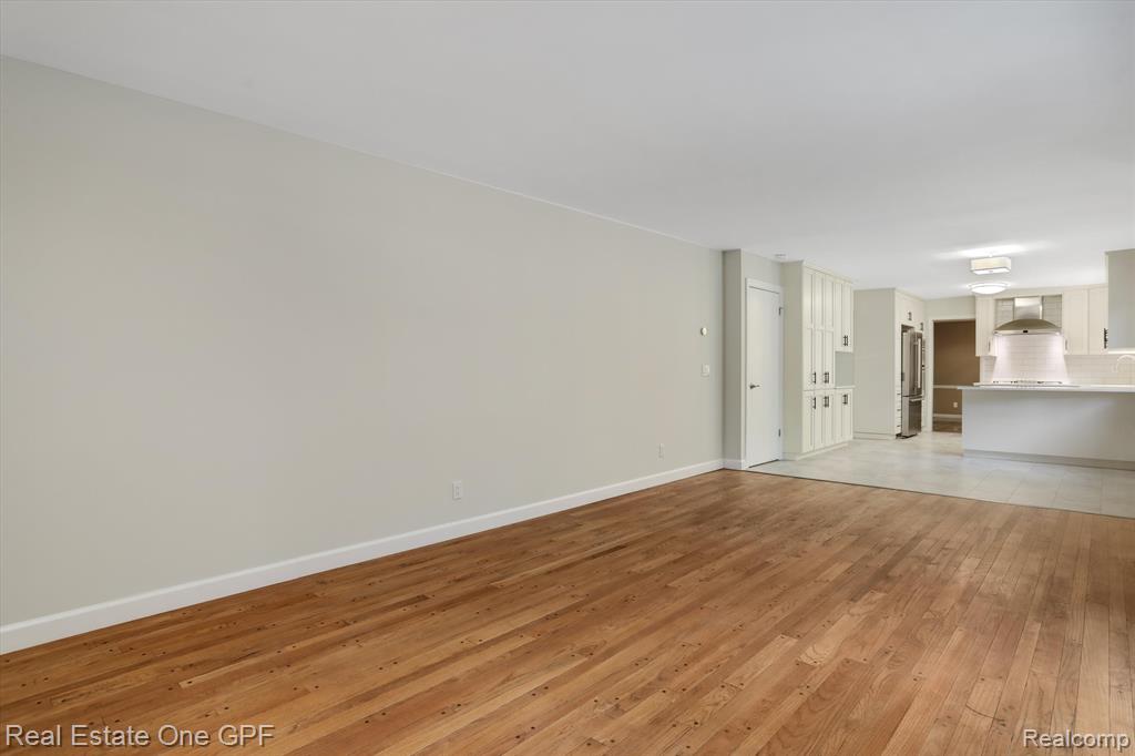 724 South Rosedale Court Grosse Pointe Woods, MI 48080 - Photo 12 of 31