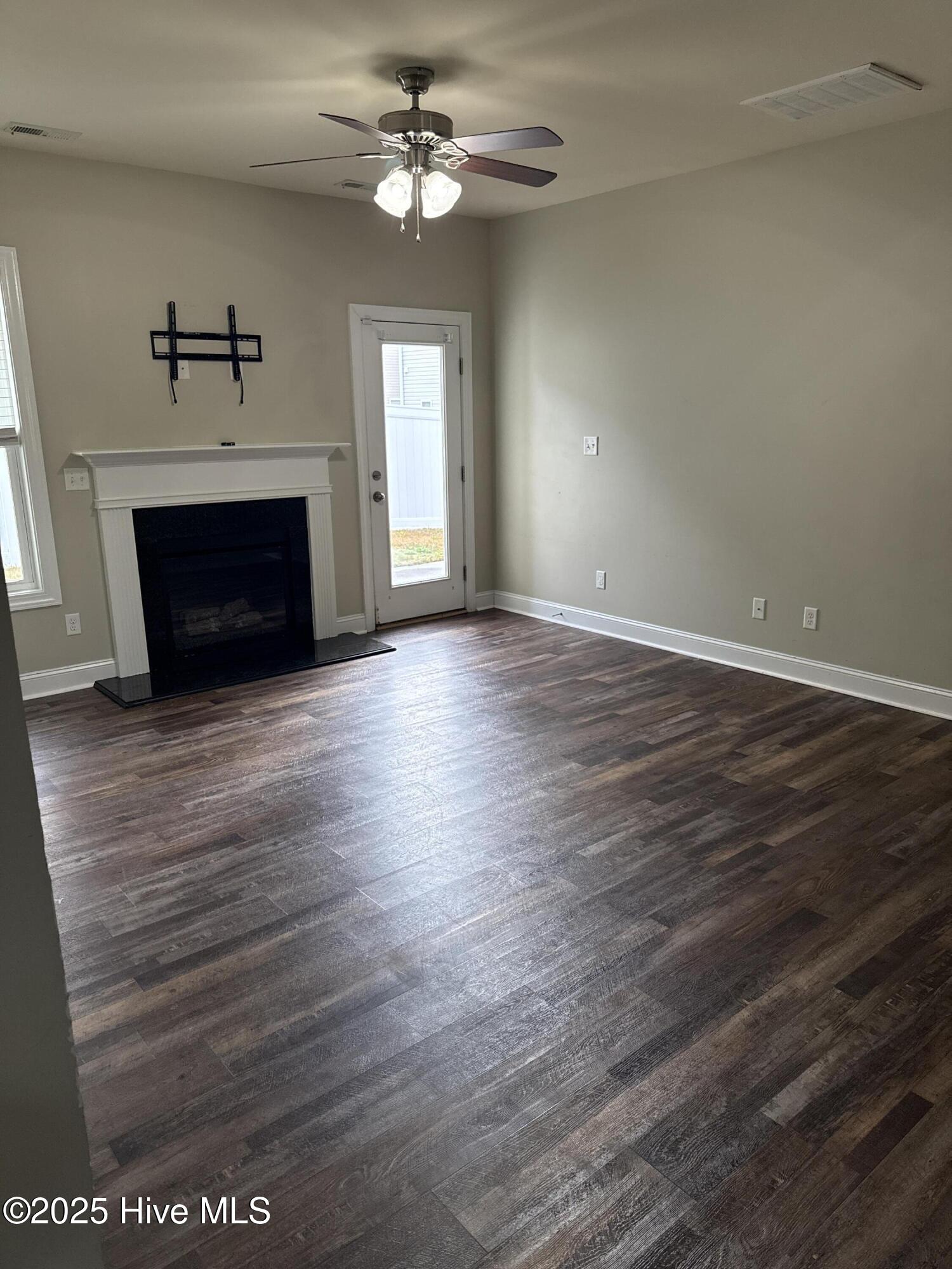 434 Peregrine Ridge Drive New Bern, NC 28560 - Photo 2 of 19 78784849362__14DBD1FB-9568-4B37-B19B-7BD