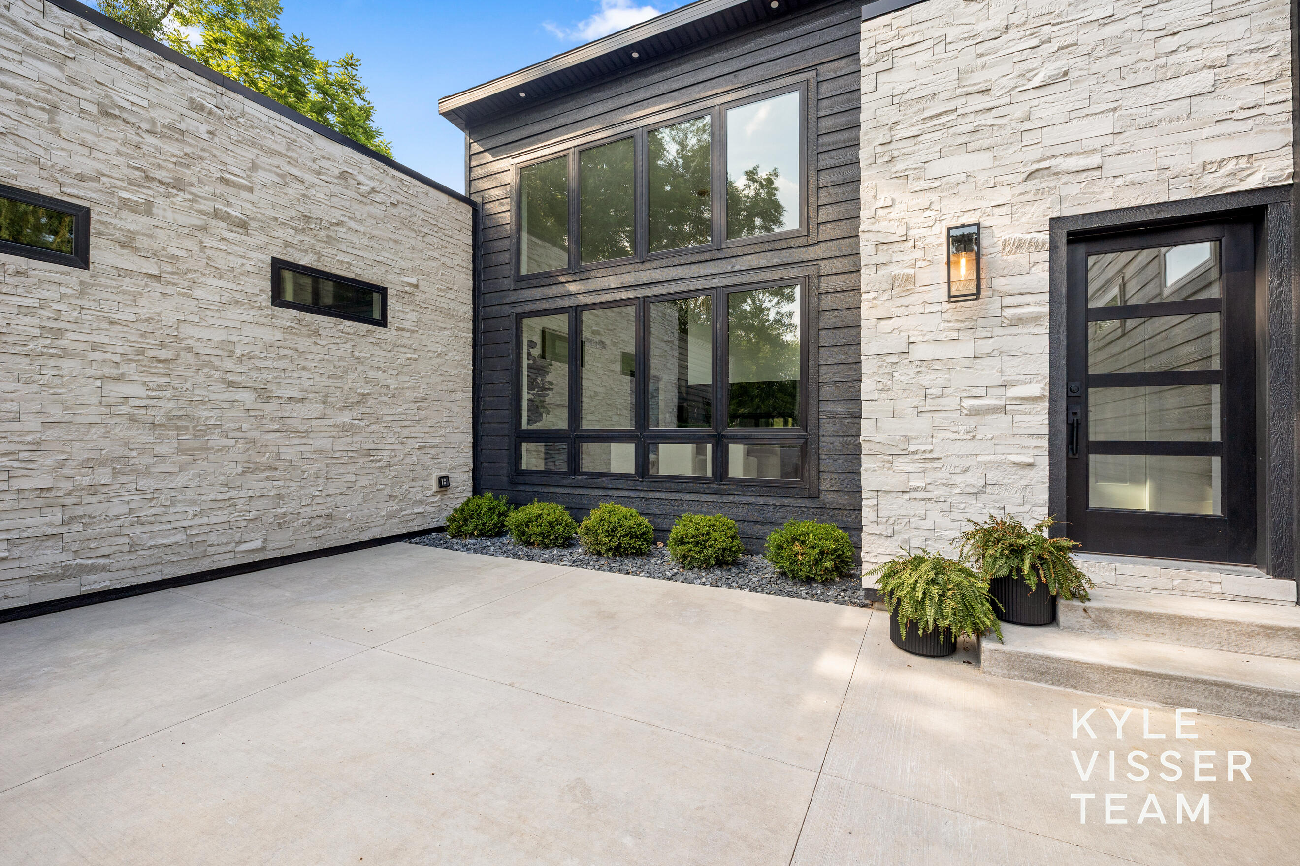 8151 28th Street Southeast Ada, MI 49301 - Photo 5 of 72 Patio