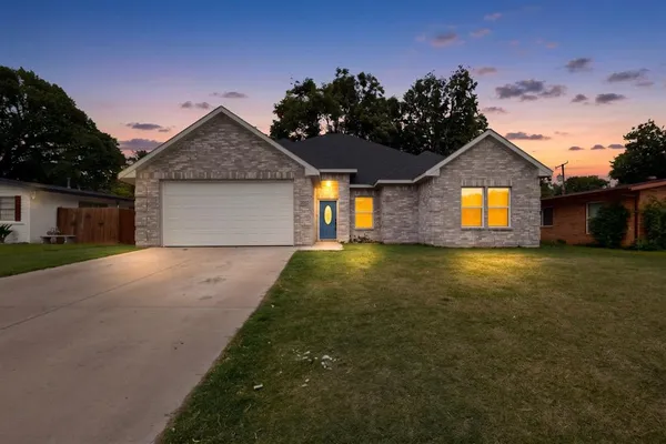 $2,495 | 2000 Skylark Drive, Arlington, TX 76010