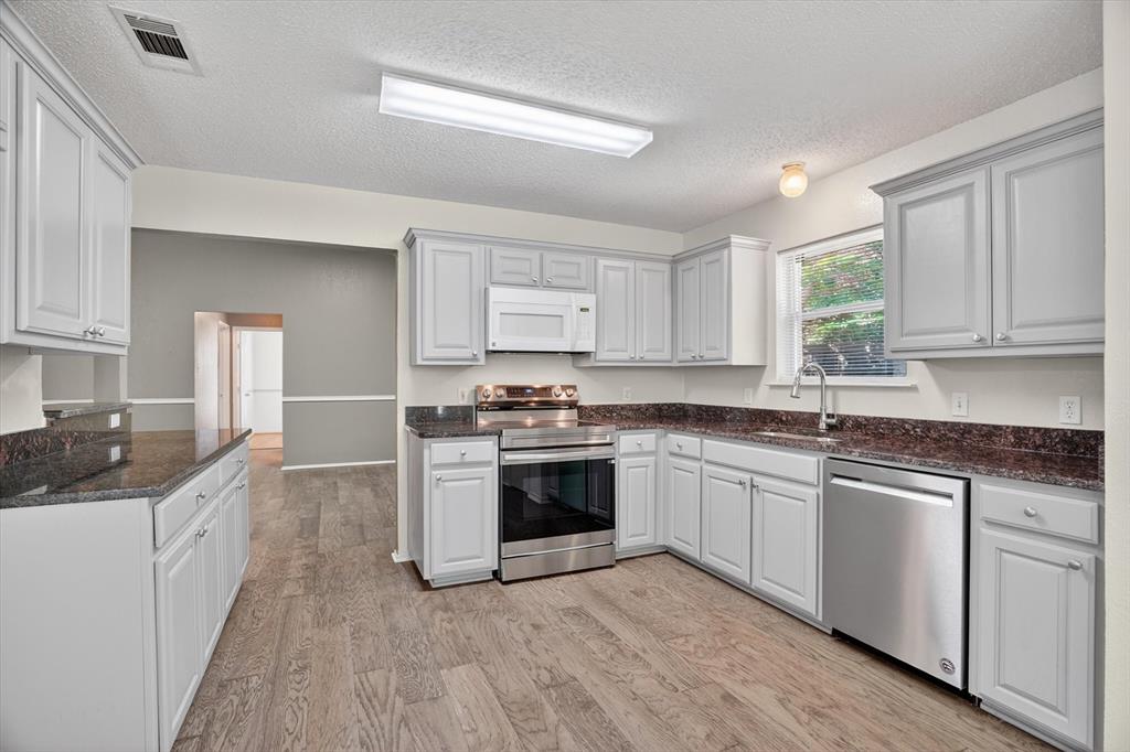 549 Dylan Court Azle, TX 76020 - Photo 6 of 22