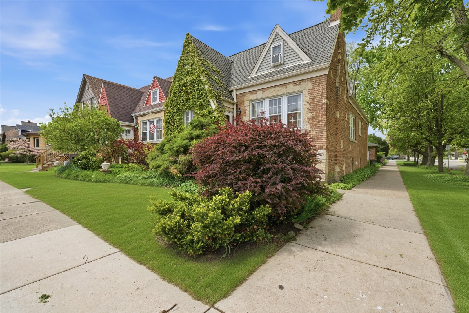3100 Clinton Avenue Berwyn, IL 60402 - Photo 2 of 25 a house view with garden space