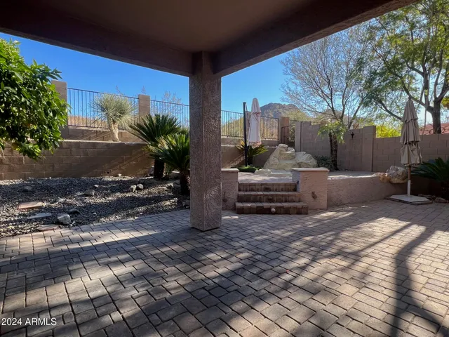 a view of a backyard