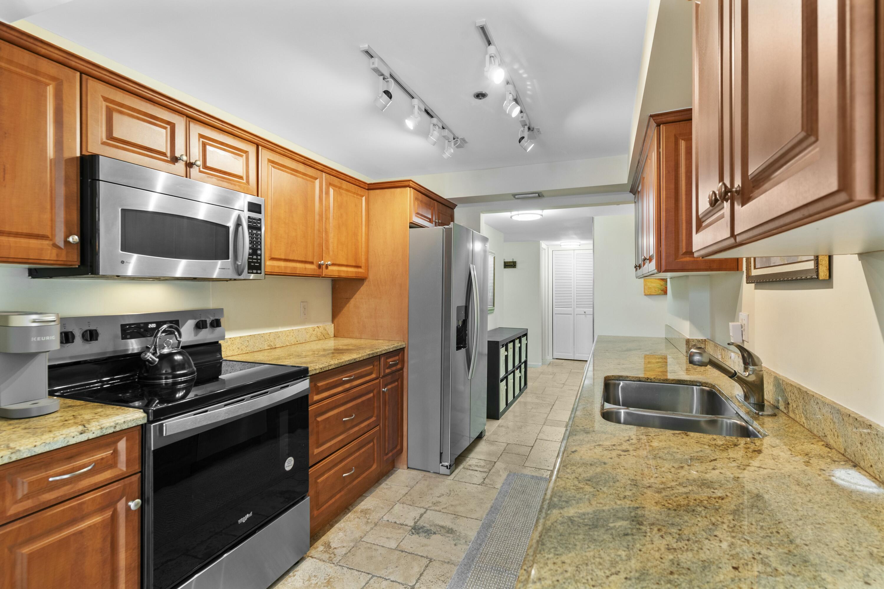 899 Jeffery Street, Unit 201 Boca Raton, FL 33487 - Photo 2 of 57 tempImageLBT1db