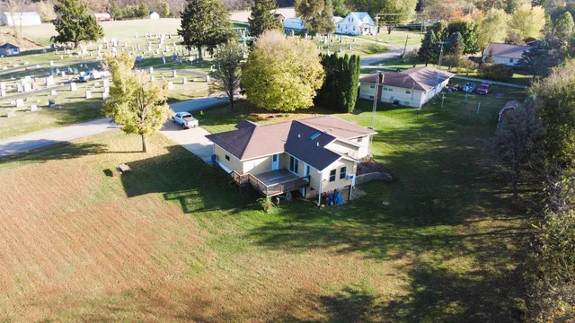 a view of a house with yard