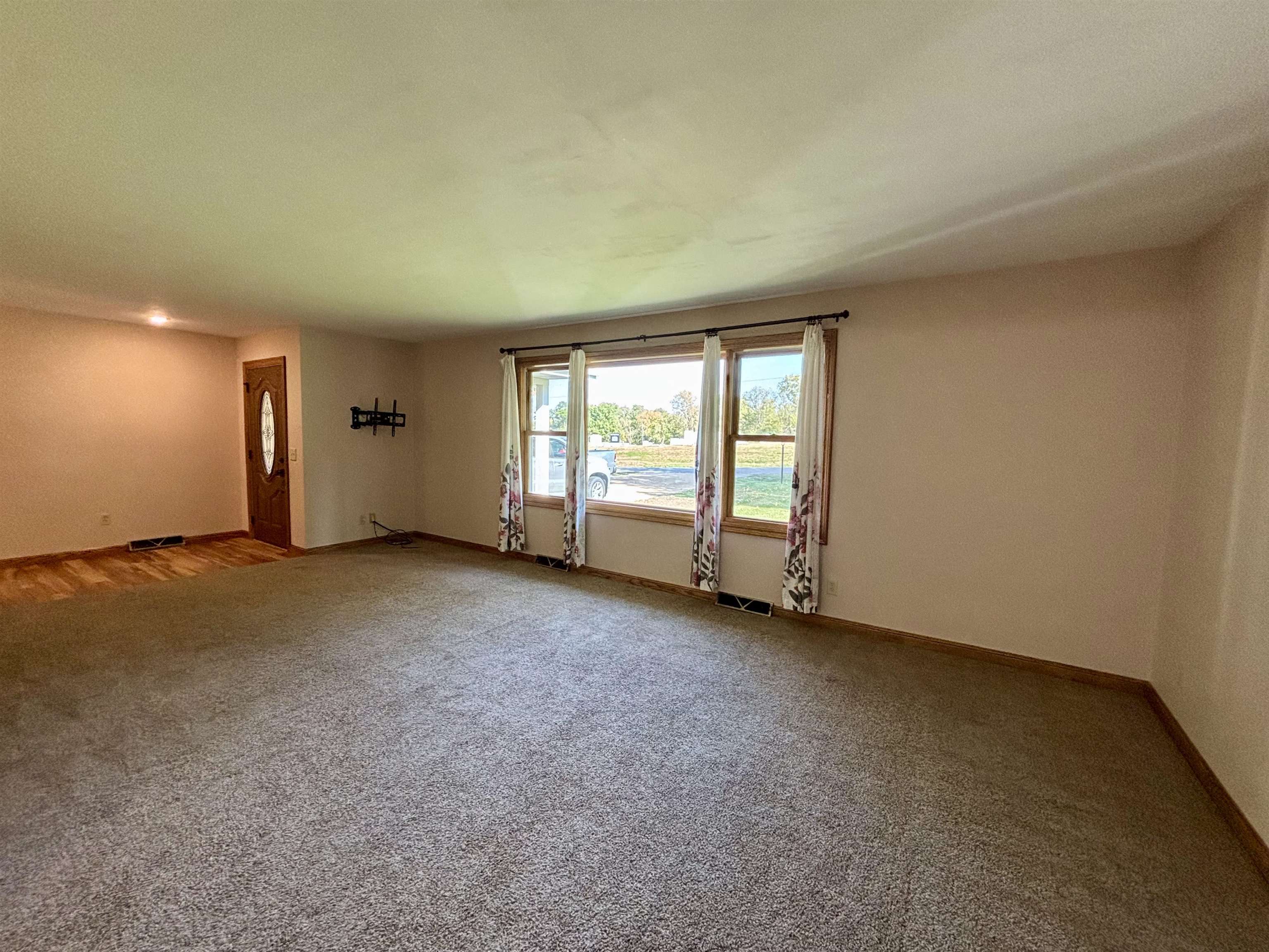 3310 South Apple River Road Elizabeth, IL 61028 - Photo 9 of 39 an empty room with windows