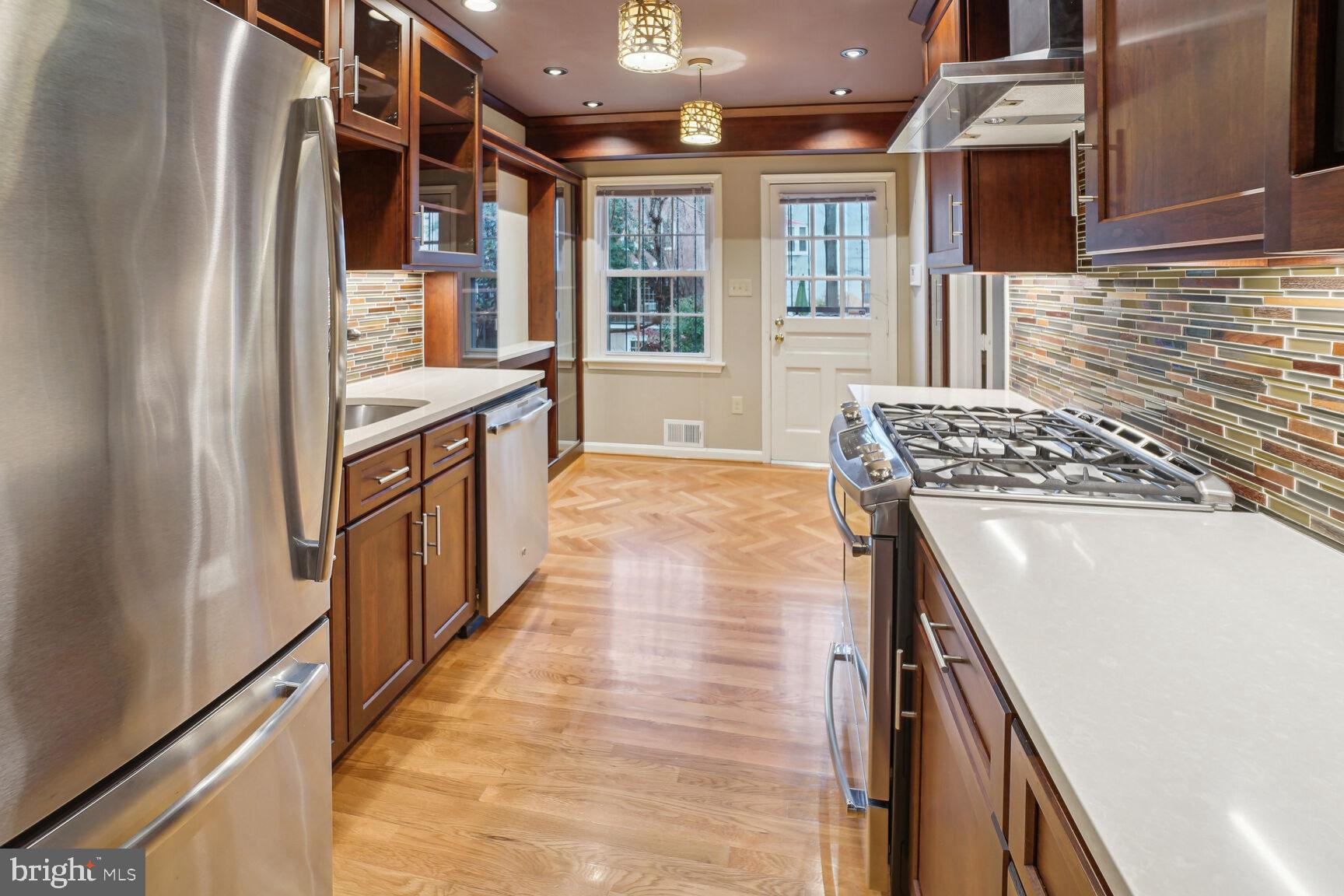 1107 Wimbledon Drive McLean, VA 22101 - Photo 4 of 22