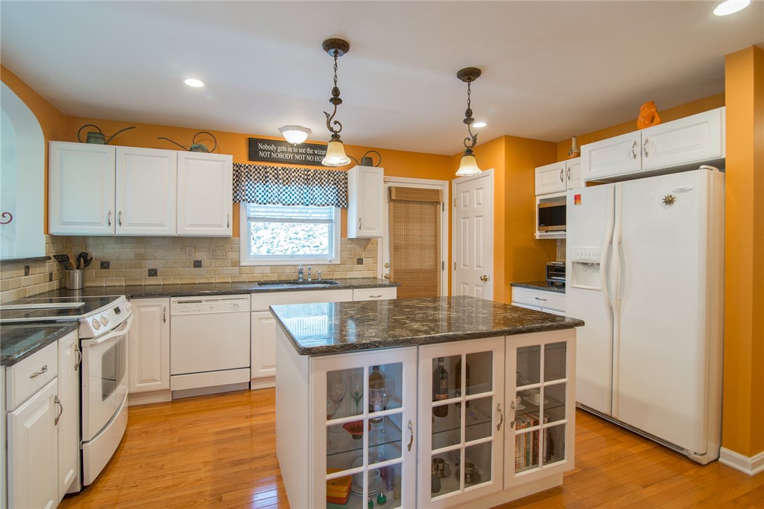 61 Curry Road Cranston, RI 02920 - Photo 8 of 33