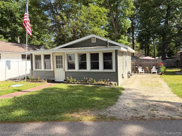 $222,500 | 2025 Parkwood Court, Brooklyn, MI 49230