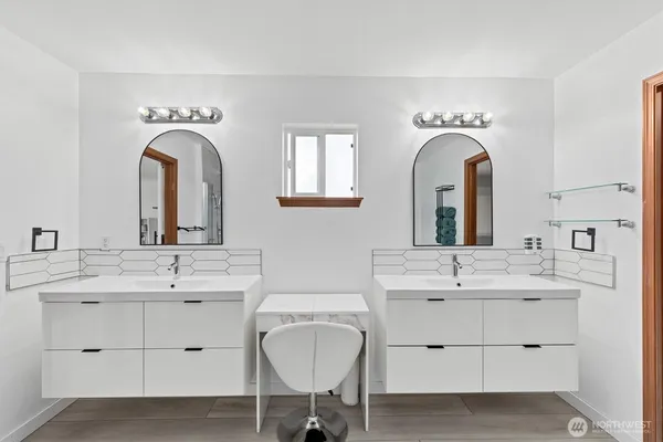 a en suite bathroom with a double vanity sink and a mirror