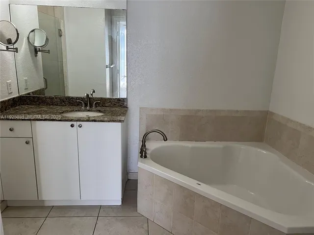 $2,500 | Royal Poinciana, Hollywood, FL 33020