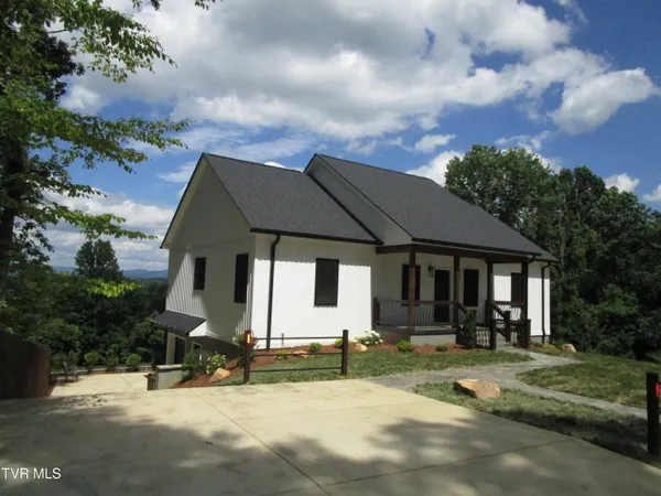$775,000 | 122 Five Oaks Drive, Johnson City, TN 37604