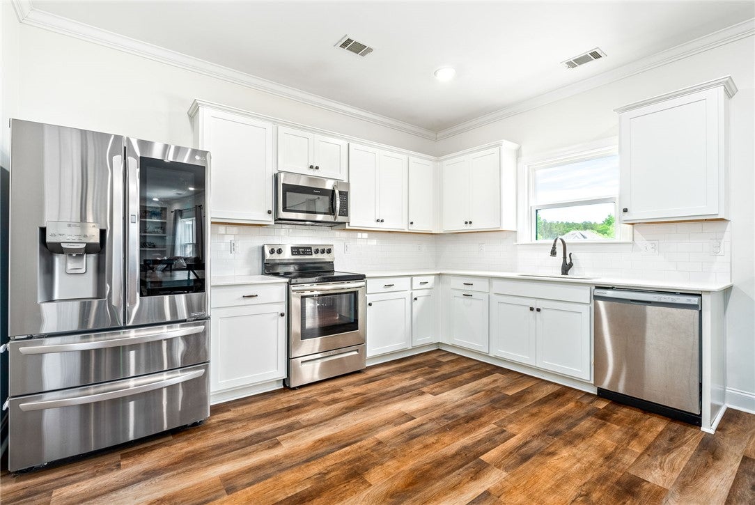 2324 Rutland Road Auburn, AL 36832 - Photo 5 of 22 This spacious kitchen offers ample cabinet space and modern stainless steel appliances.